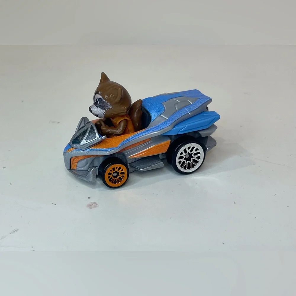 Hot Wheels Marvel RacerVerse Die-Cast Vehicle with Rocket Racoon Driver‎
